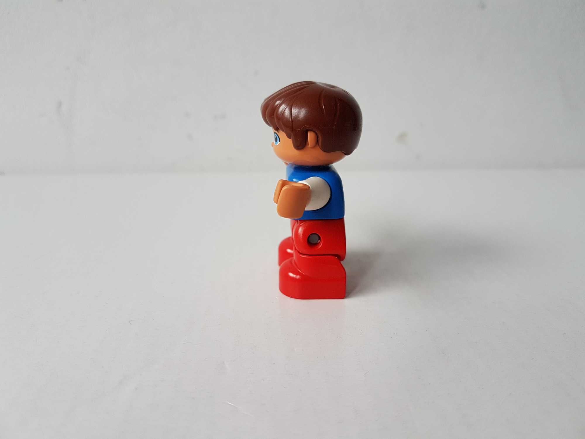 Figurka LEGO DUPLO chłopiec z autkiem na bluzce Pociąg z cyferkami