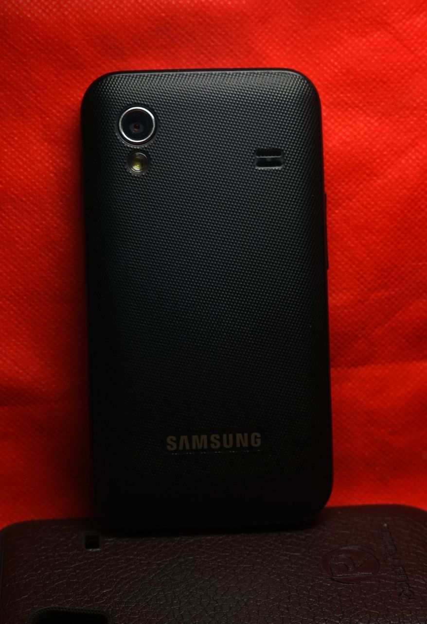 Samsung s5830i в нормальном состоянии с пленкой на экране