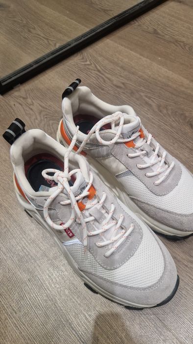 Кросівки жіночі Levi's