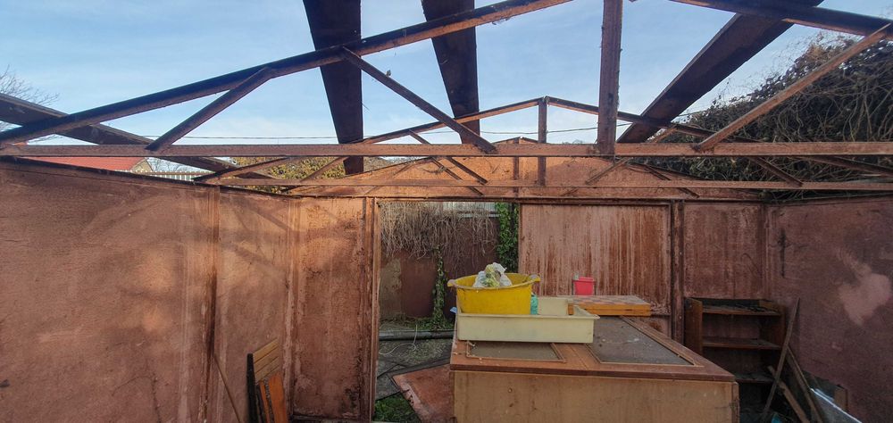 Гараж хороший високий.