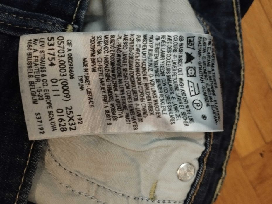 Oryginalne spodnie damskie firmy Levis 25 x 32