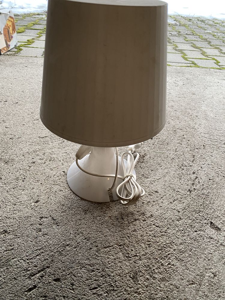 Biała lampka nocna biurkowa retro