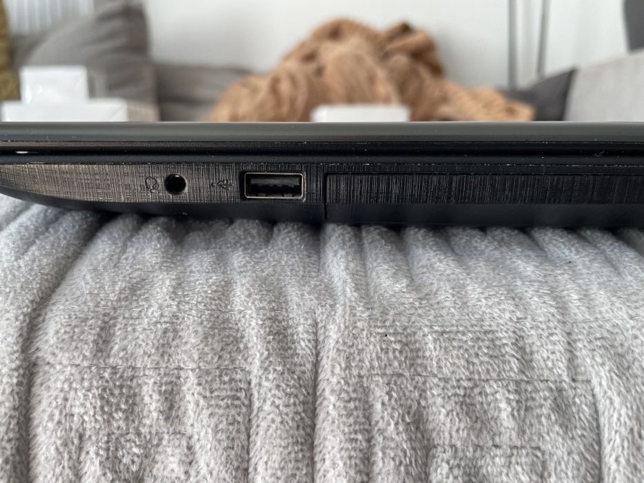 Acer Aspire E15 i5-8250U / GeForce MX130 / 8GB RAM / 1000GB HDD / Full
