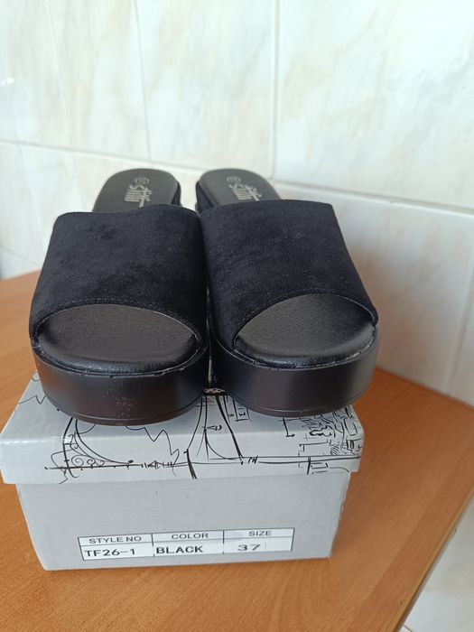 Босоніжки -шльопанці