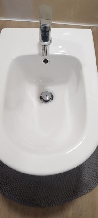 Bidé com torneira e acessórios