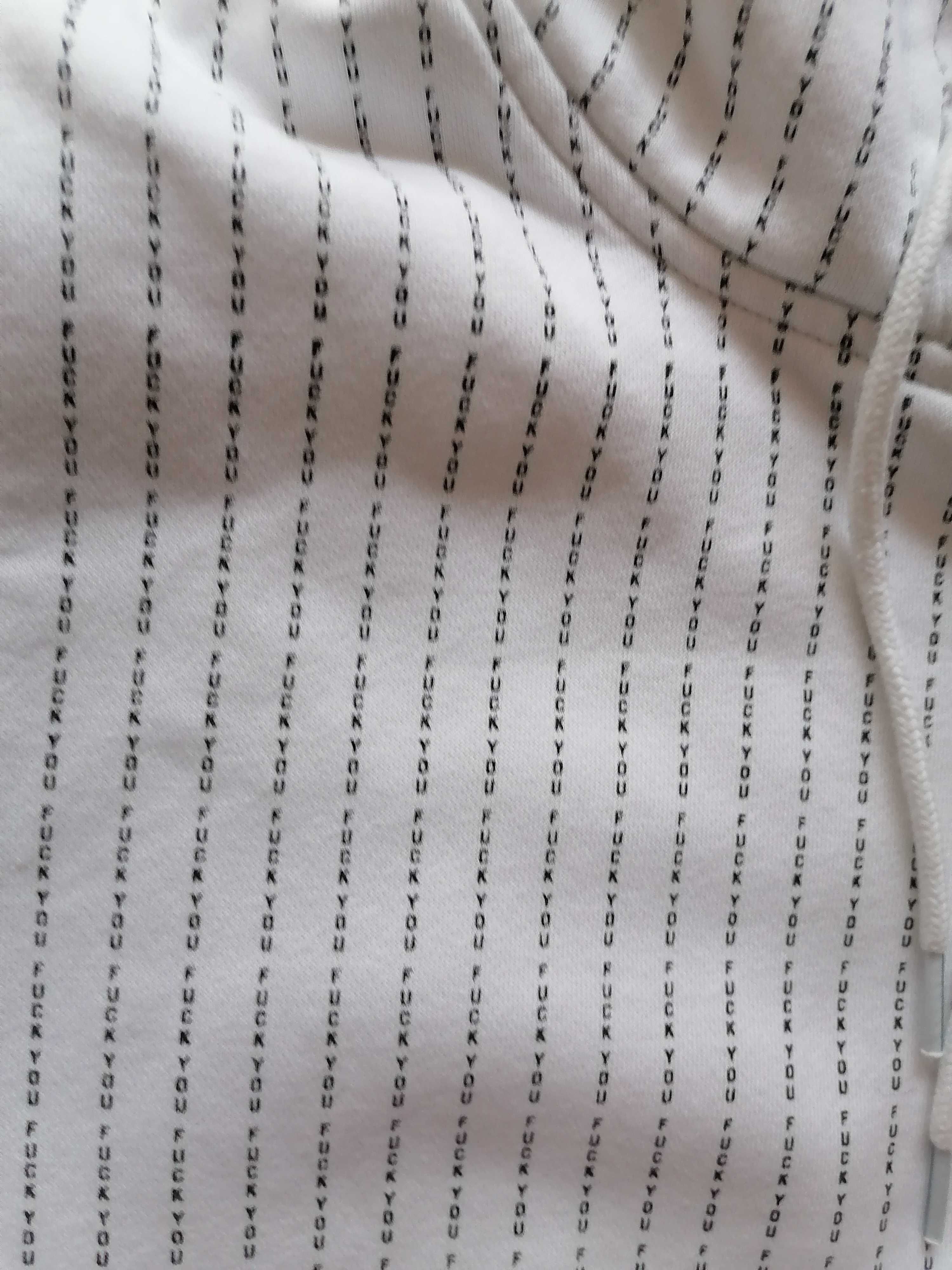 Wyjątkowa biała bluza z odważnym nadrukiem marki MISTER TEE