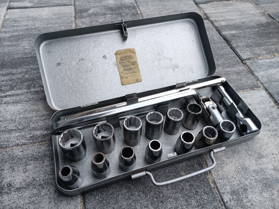 Zestaw kluczy nasadowych 10-24 PRL dwie przedłużki przegub