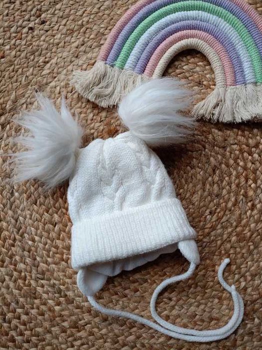 Ciepła biała czapeczka dziecięca zimowa niemowlęca z pomponami polar