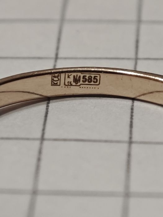Золота каблучка, з діамантом, 585 проба.