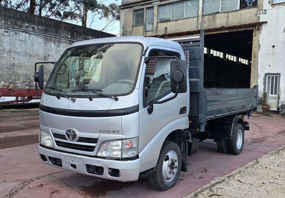 Toyota Dyna 2010, 150.000km basculante tri lateral ligeira