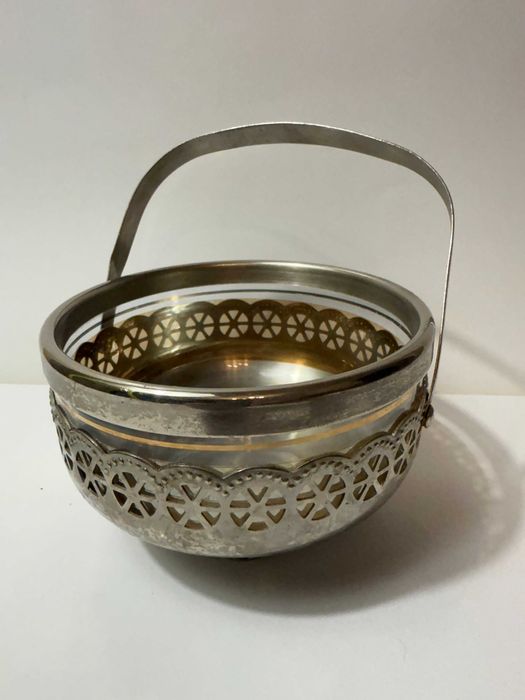 сахарница в ажурной подставке