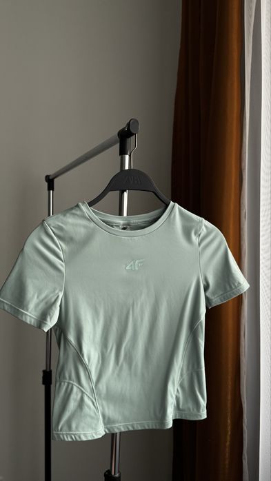 Жіноча вкорочена спортивна футболка 4F