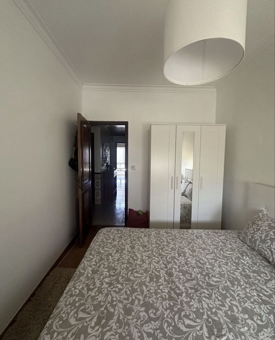 Aluga se quartos em casal de cambra