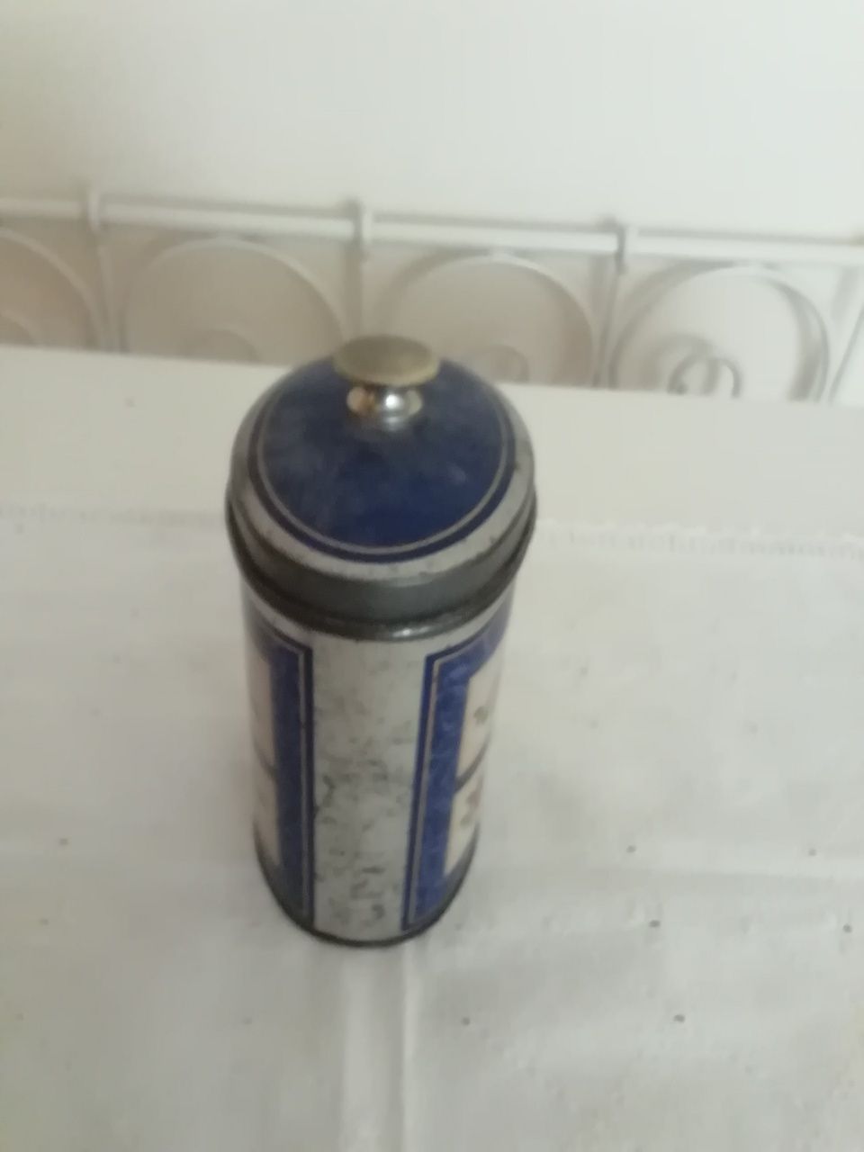 Lata antiga, vazia