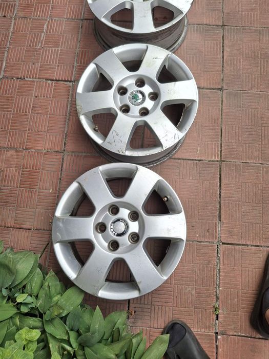 Продам комплект з 4-х оригінальних литих дисків на 15 шкода .