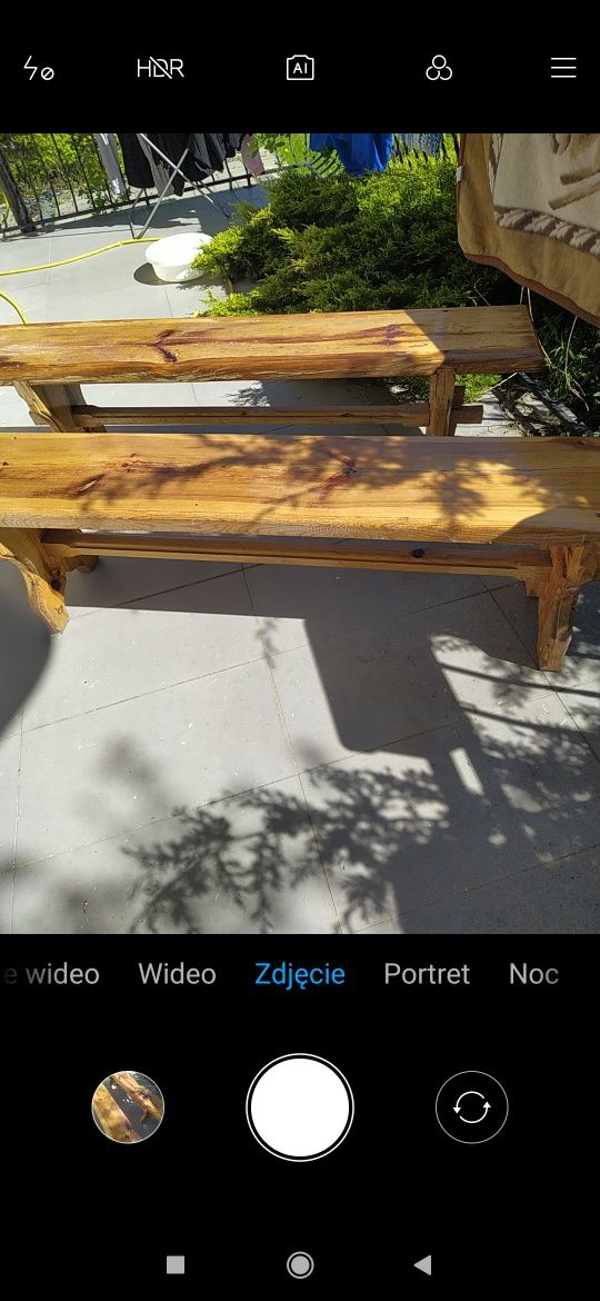 Drewniane ławki bez oparcia.