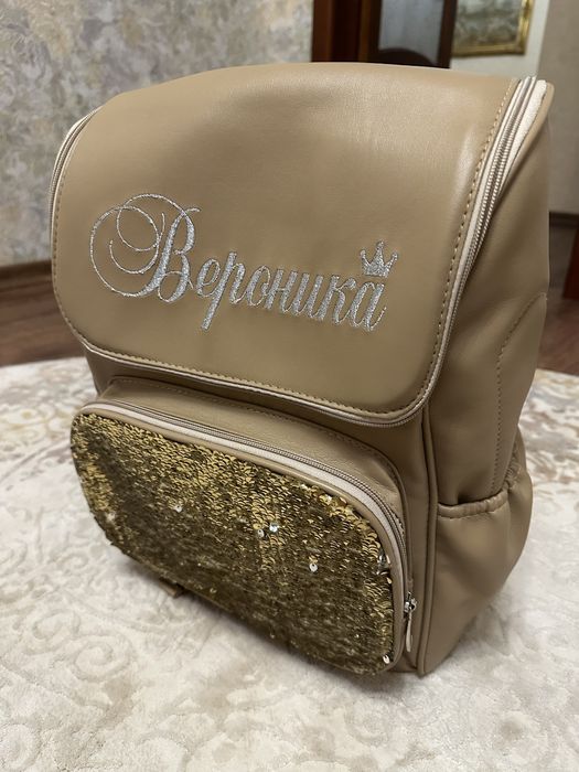 Продам шкільний рюкзак ручноі роботи з іменем Вероніка)