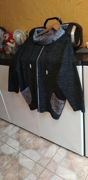 Bluza sweterek z dlukszym kołnierzem