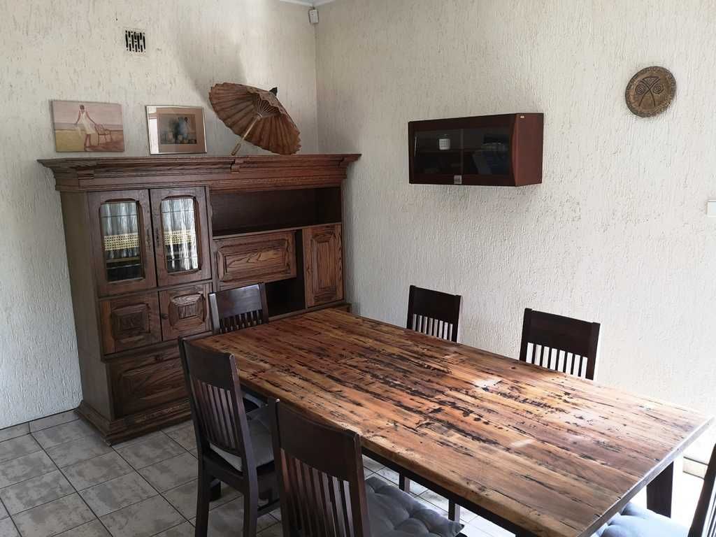 unikatowy stół drewniany w stylu kolonialnym