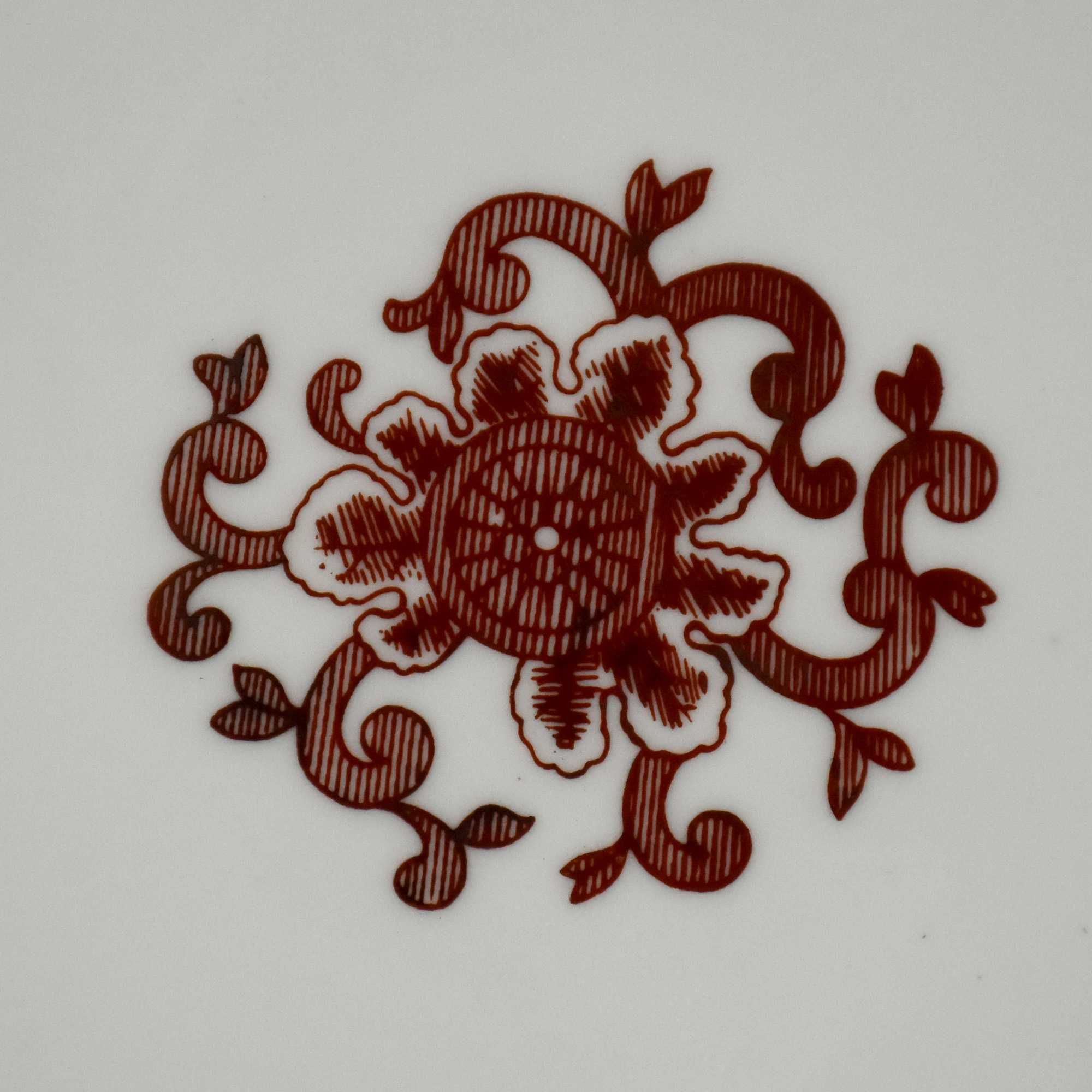 Prato em porcelana Artibus decoração “Rouge de fer”