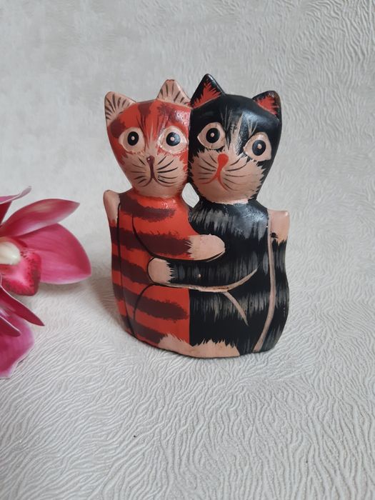Колекційна дерев'яні коти, що обіймаються