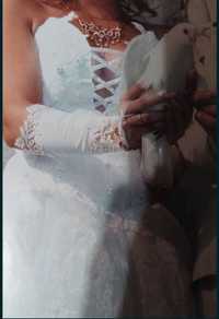 Свадебное платье с карсетом и кольца.