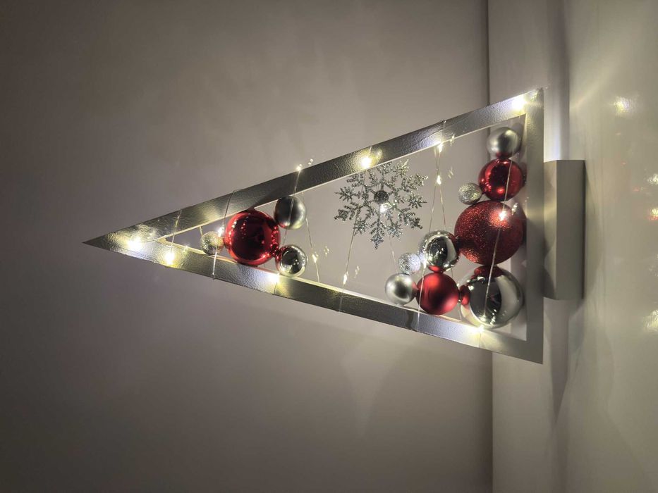 Drewniana choinka z bombkami i światełkami LED