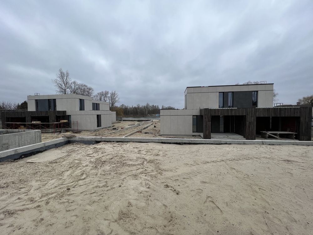 Продажа современного дома в городке с выходом на реку .Дамба