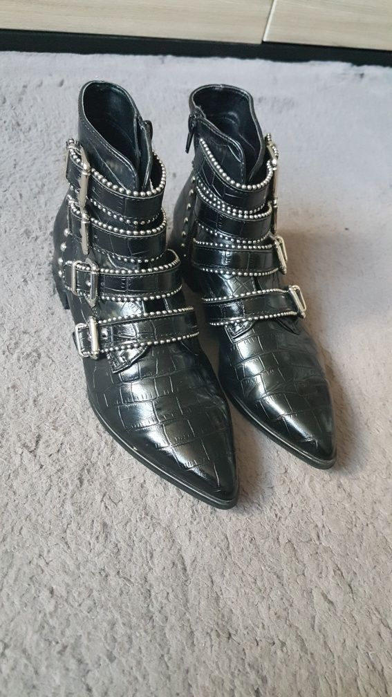 Botki z ćwiekami r.39