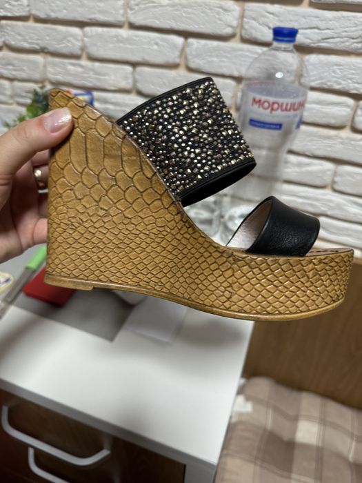 Шлепанцы на платформе кожаные