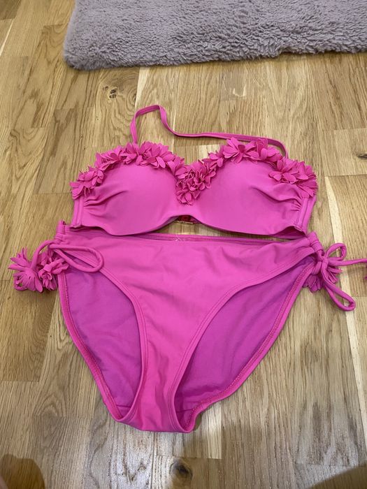 Różowy dwuczęściowy strój kąpielowy