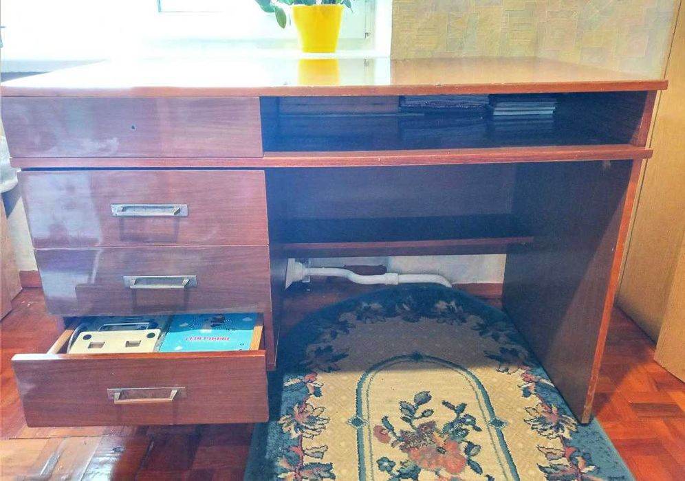 Добротний письмовий стіл з шухлядами полицями дерев'яний стол