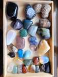 Conjunto cristais + livro "Chakras e Cristais"
