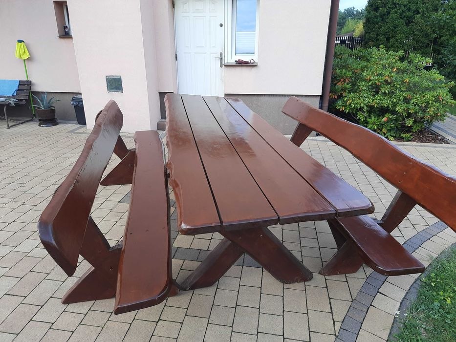 Stół drewniany z ławkami