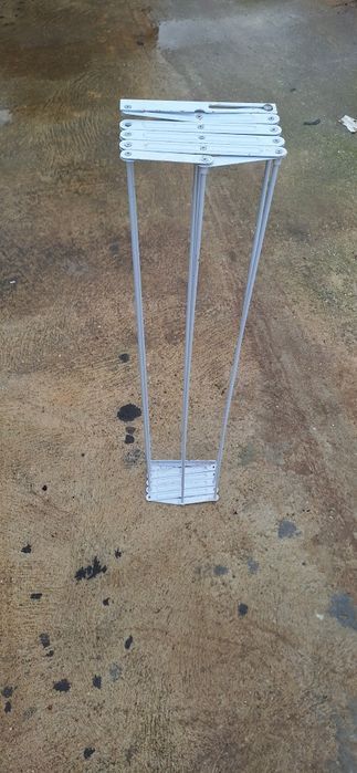 Estendal de parede em bom estado.