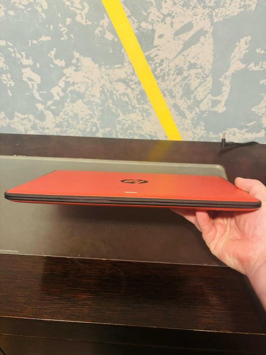 Laptop HP ProBook x360 z ekranem dotykowym.