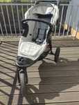 Wózek biegowy baby jogger city elite w kolorze szarym.