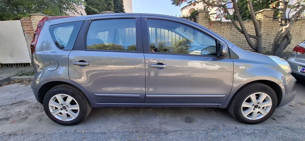 Нісан ноте 2009 .