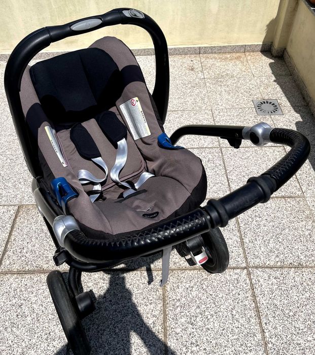 Cadeira de carro de bebé. Carrinho e ovo de transporte. Modular