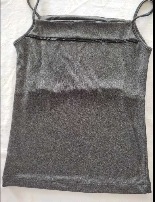 Top metalizado com pormenor de missangas