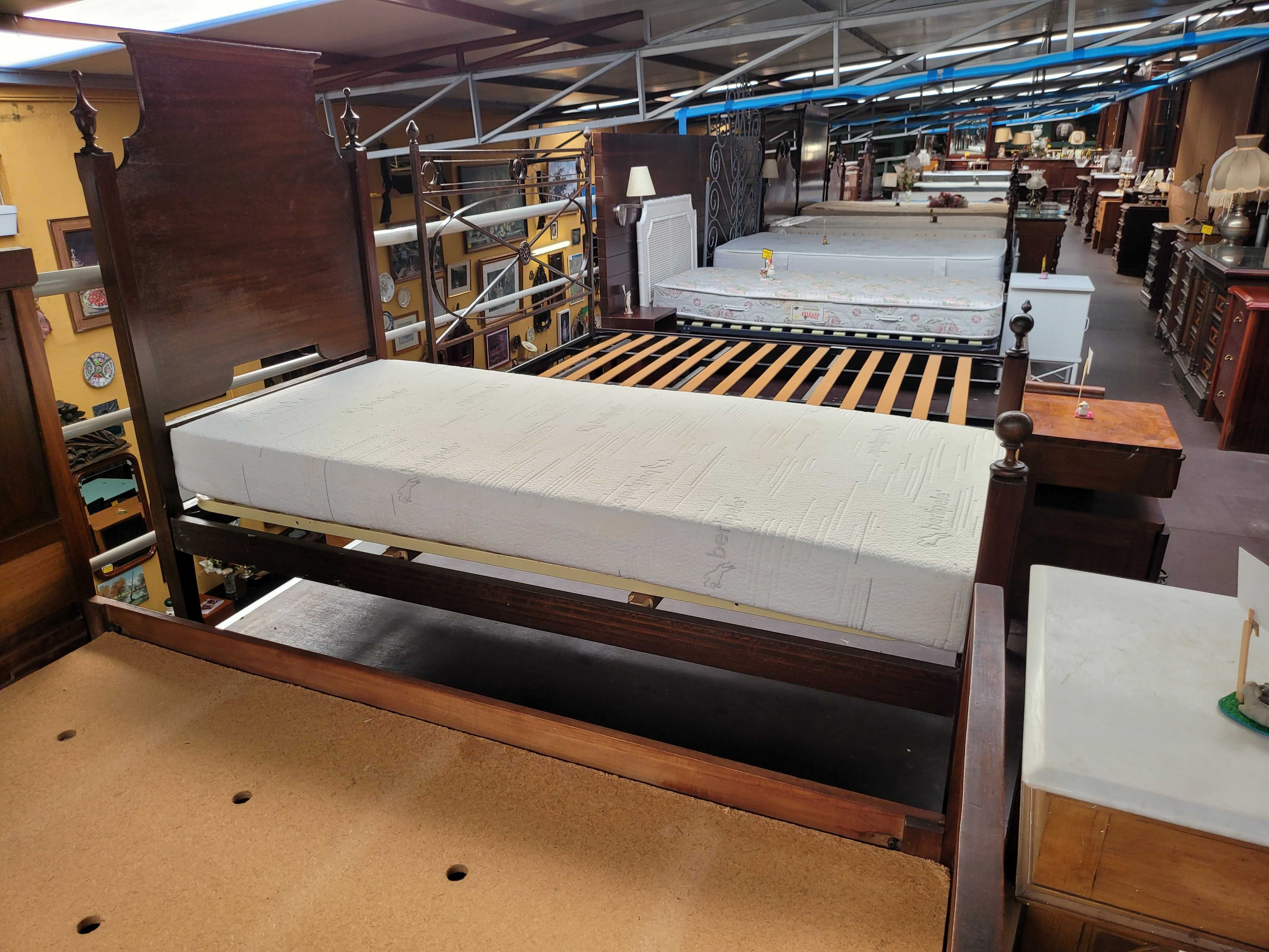 Cama de solteiro em madeira maciça com colchão - Com marcas