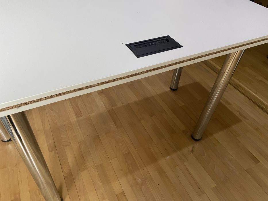 Biurko gamingowe 136x66 cm – z miejscem na LEDy i gniazdko