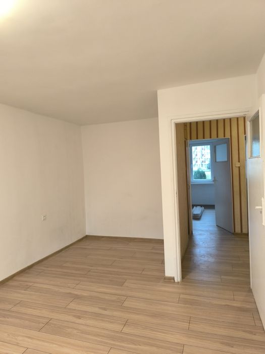 Mieszkanie z balkonem I piętro, z nową podłogą blisko jedn