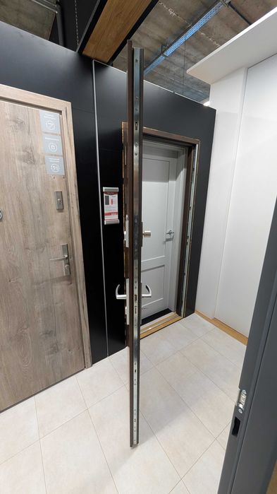 Drzwi Wejściowe do mieszkań C30 L80 otwierane na zew. jesion kawowy