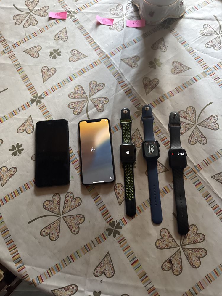 Conjunto de iPhones e apple watch .