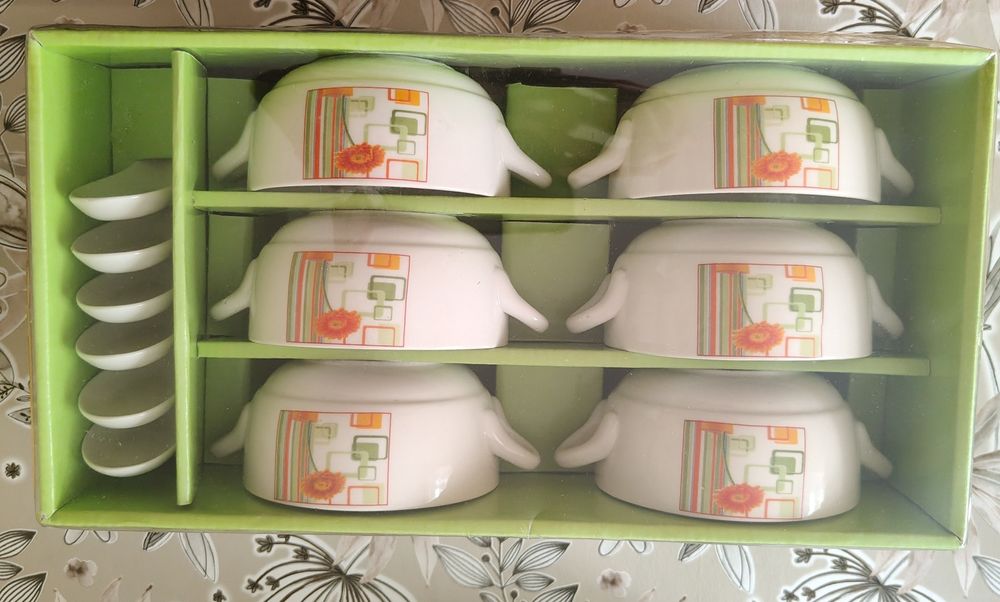 Nowy porcelanowy Komplet bulionówek z łyżeczkami