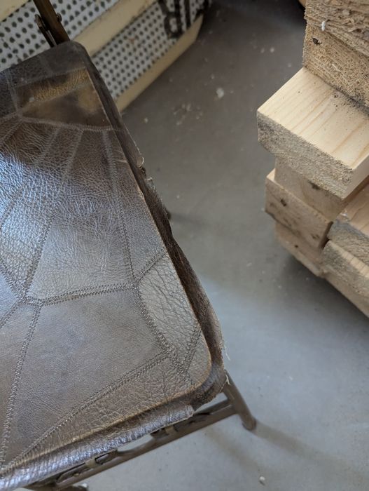 Stylowe krzesło metalowe z elementami skórzanymi