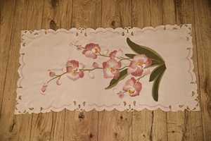 Bieżnik ecru z różowym kwiatem haftem 120 cm x 60 cm