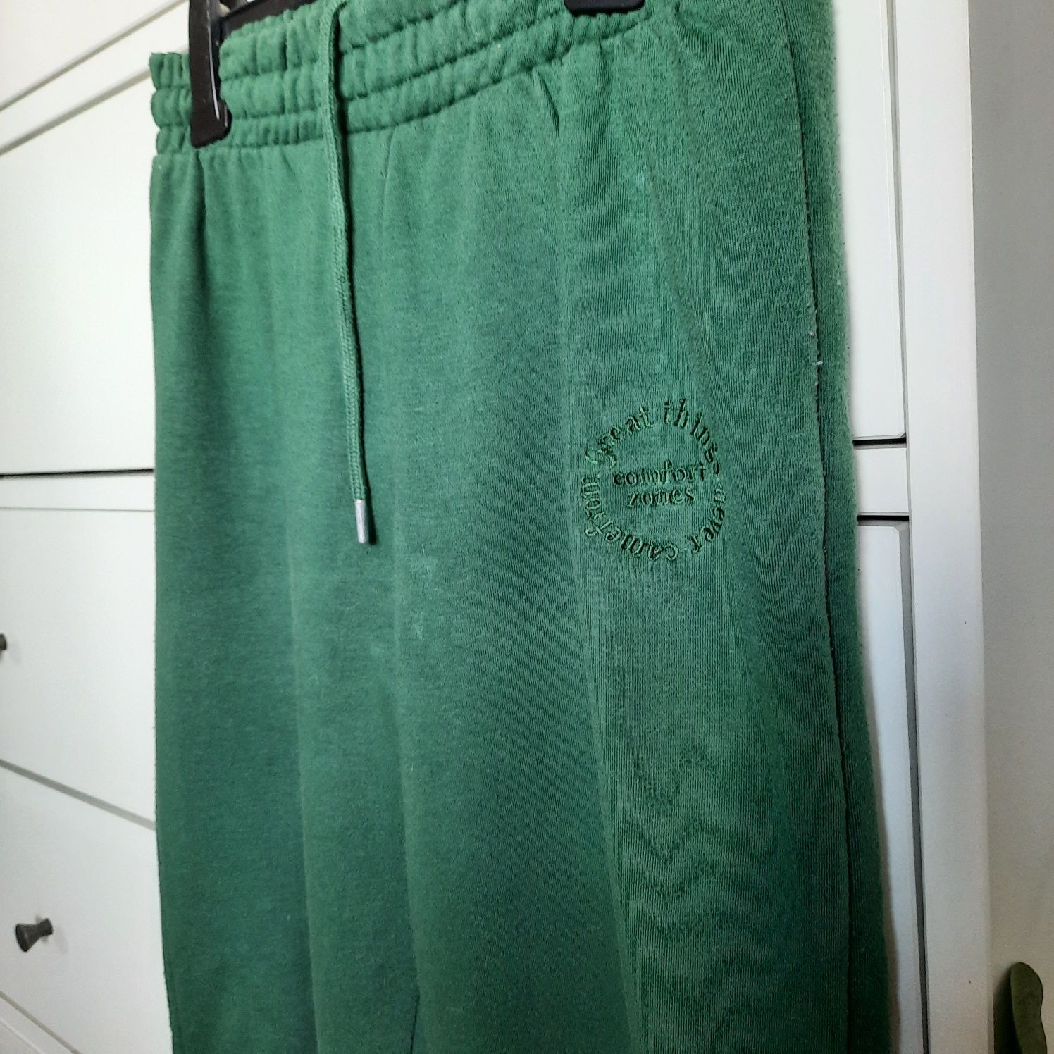 Zielone spodnie dresowe Bershka