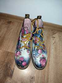Nowe buty damskie w kwiaty wiązane.